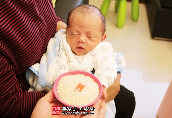 剃胎毛、滿月剃頭、嬰兒剃頭、嬰兒理髮、嬰兒剃髮、嬰兒剃胎毛、嬰兒滿月剃頭、寶寶剃頭、剃胎毛儀式、剃胎毛吉祥話、滿月剃頭儀式、滿月剃頭吉祥話、寶寶剃胎毛、寶寶滿月剃頭理髮、 新北三重區剃胎毛、新北三重區滿月剃頭、 新北三重區嬰兒剃頭剃胎毛、新北三重區嬰兒理髮、新北三重區嬰兒剃髮、謝寶寶(新北三重區到府嬰兒寶寶滿月剃頭理髮、免費到府嬰兒剃胎毛儀式吉祥話)。到府剃頭剃胎毛主持、專業拍照、DVD光碟、證書。★購買「臍帶章、肚臍章、胎毛筆刷印章」贈送：剃頭、收涎、抓周，三選一。2016.01.10 照片6
